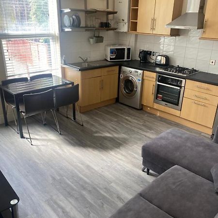 Spacious 4 Bedroom House Near Stokes Croft!! Central!!! 브리스틀 외부 사진